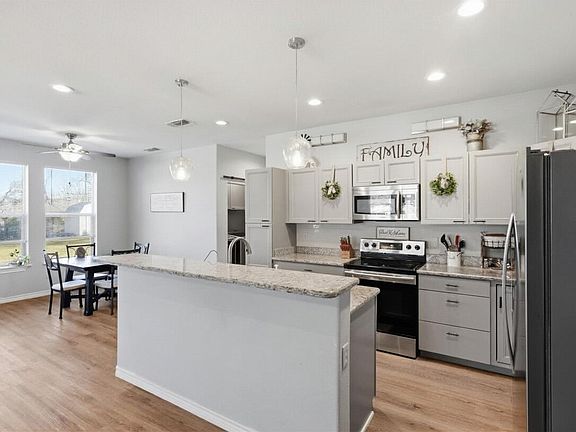 4th image of 913 Carpenter St