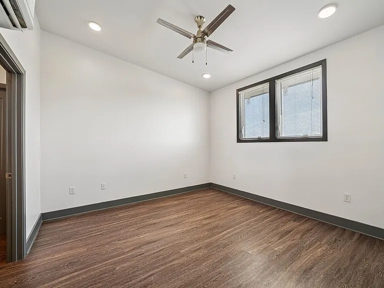 St. Thomas Flats — Photo 36