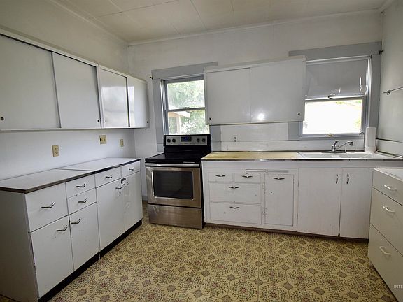 3rd image of 914 7th St
