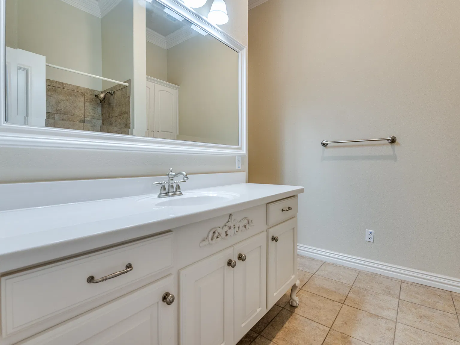 3 bed, 2.5 bath, 2634 sqft, $3,100 — Photo 3