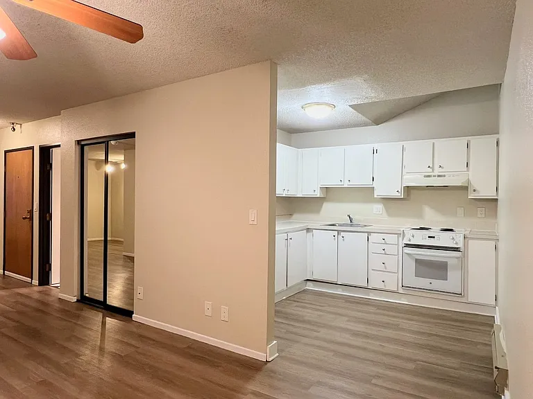 Marcella Apartments — Photo 18