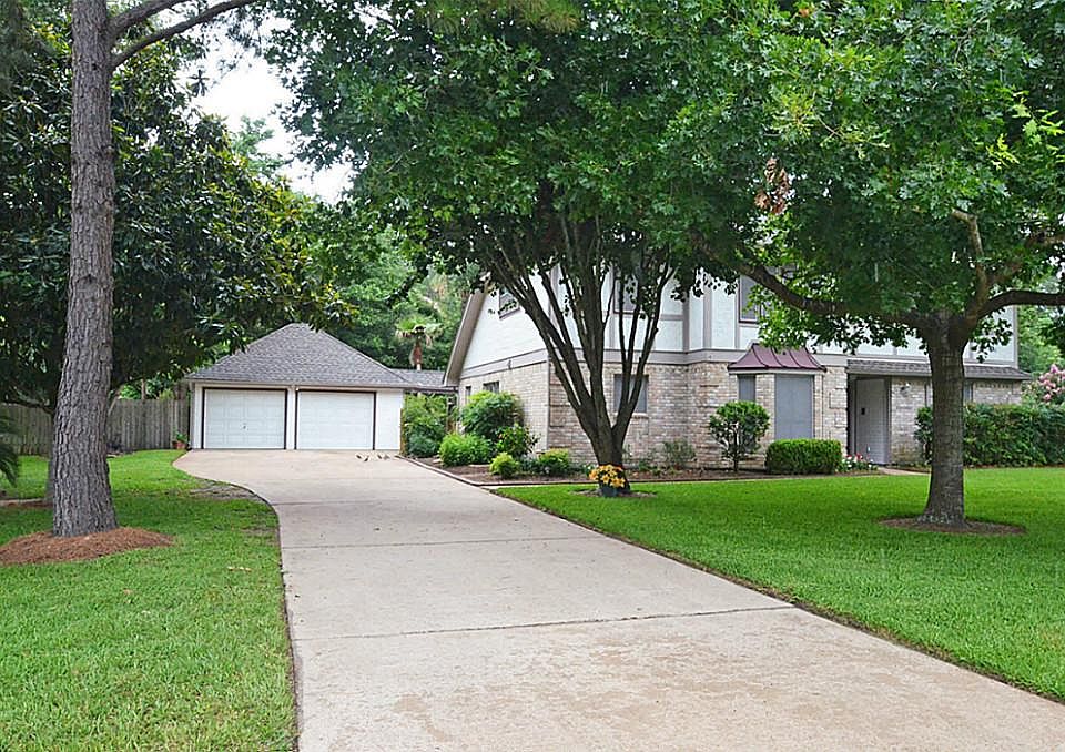 Wonderful neighborhood, great schools, no HOA .