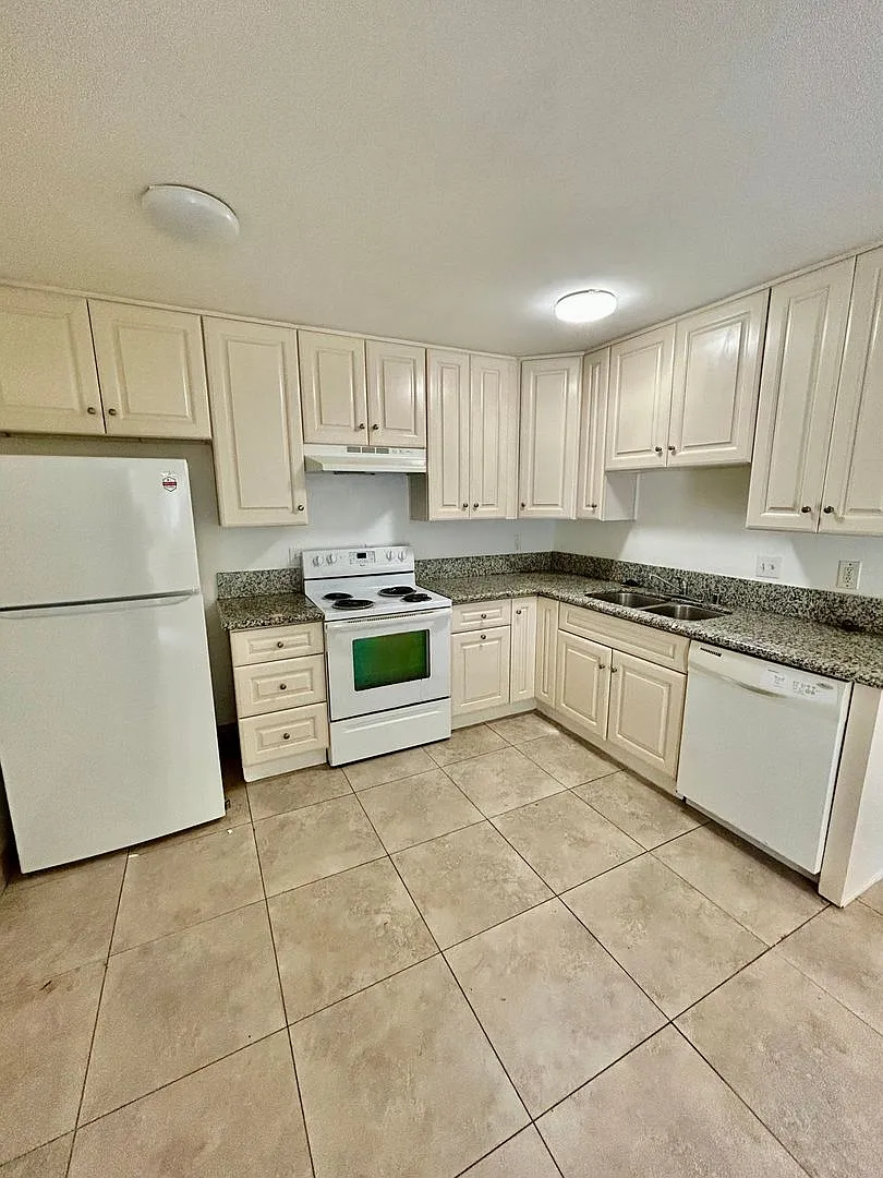 1 Bed Apt in Senior community in Clairemont. Must be 55+ and older to rent — Photo 4