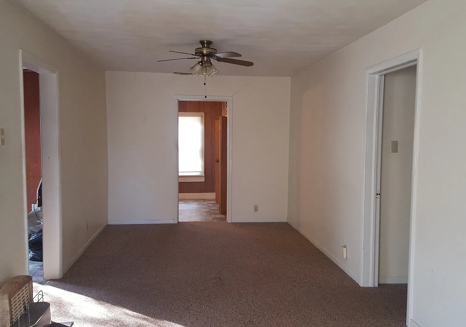 Single-Family Home: 3 bed, 1.5 bath — Photo 3