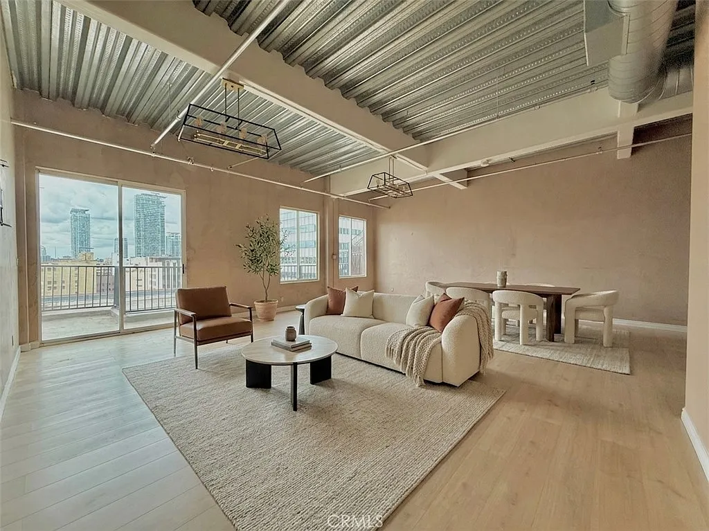 3 bed, 1950 sqft, $5,500 — Photo 1