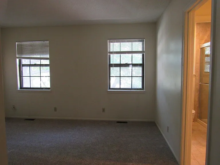 1928 E Sleepy Hollow Dr — Photo 5