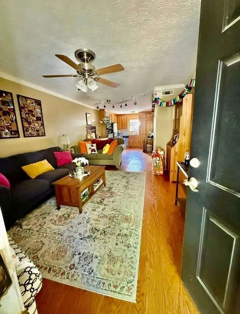 315 E Magnolia Ave — Photo 3