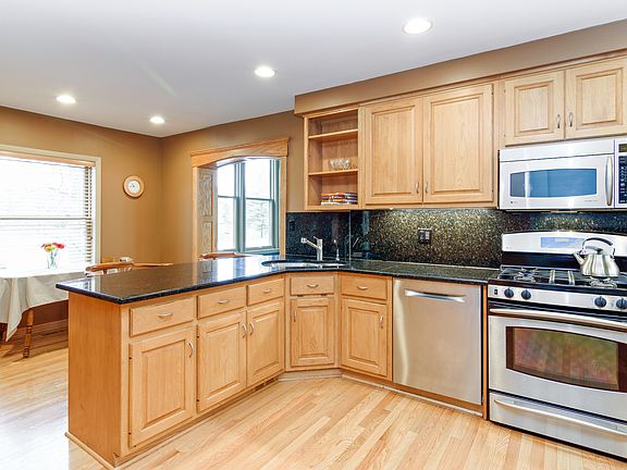 Kitchen/Eat-In breakfast