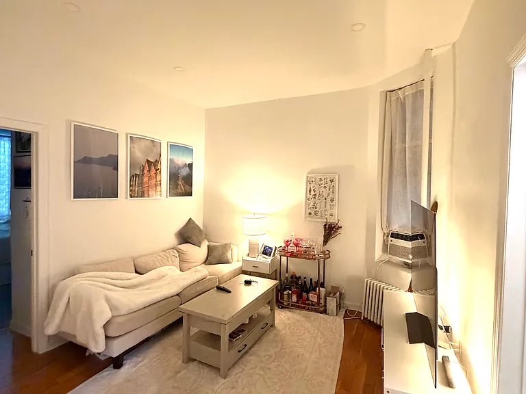 18 N Moore St #2R — Photo 2