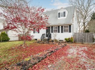 101 Robinwood Dr, Mastic Beach, NY 11951