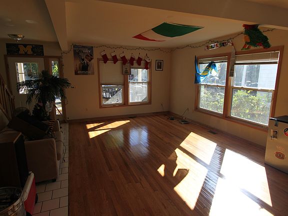 4th image of 916 Mary St