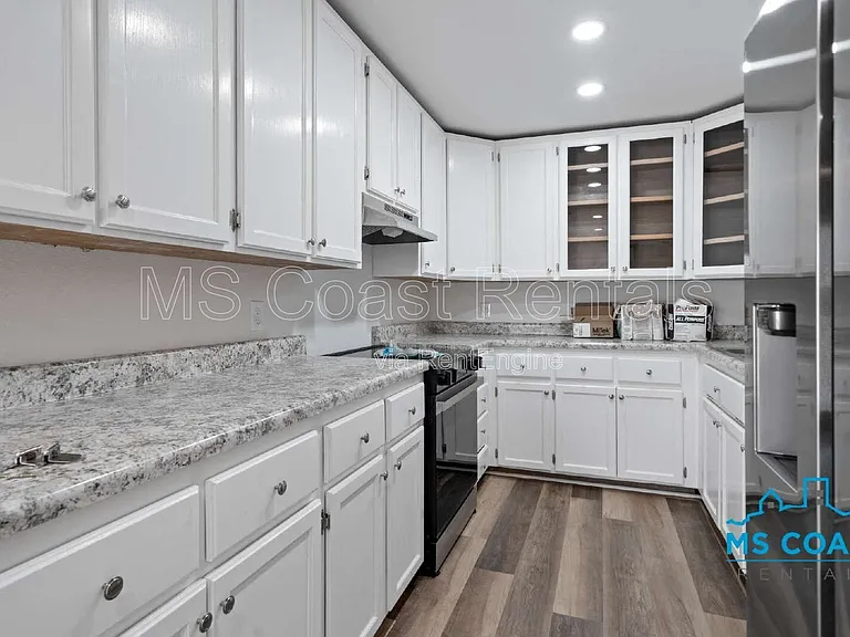 340 Hiller Dr — Photo 7