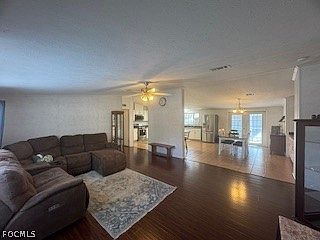 2nd image of 1086 Pine Ave