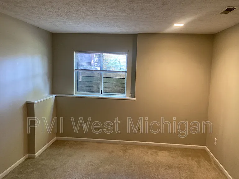 2673 Woodmeadow Dr SE — Photo 8