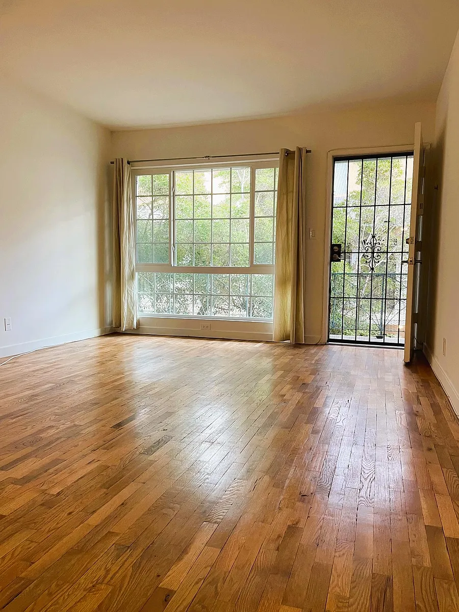 Building Photo - 414 S Saint Andrews Pl #2
