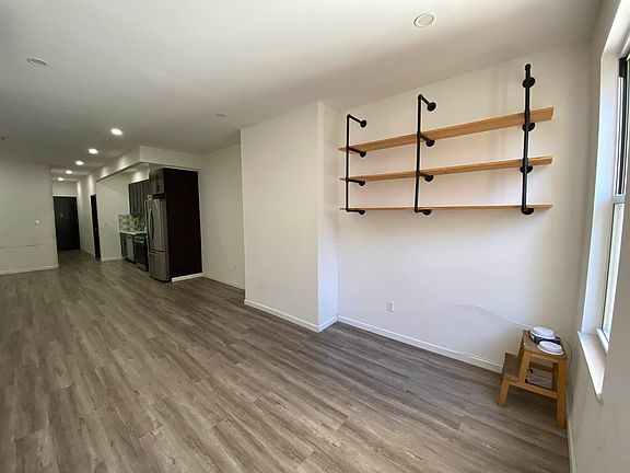 3rd image of 246 Menahan St Floor 1