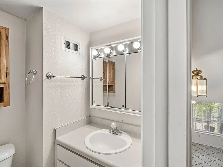 4521 W La Villa Ln — Photo 5