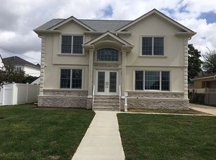 693 Park Ln S, Franklin Square, NY 11010