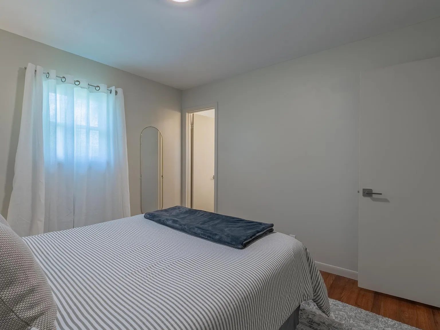 3 bed, 1.5 bath, 1040 sqft, $2,500 — Photo 4