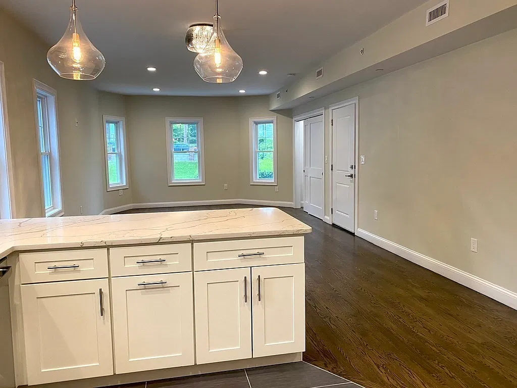 3 bed, 1285 sqft, $3,300 — Photo 3