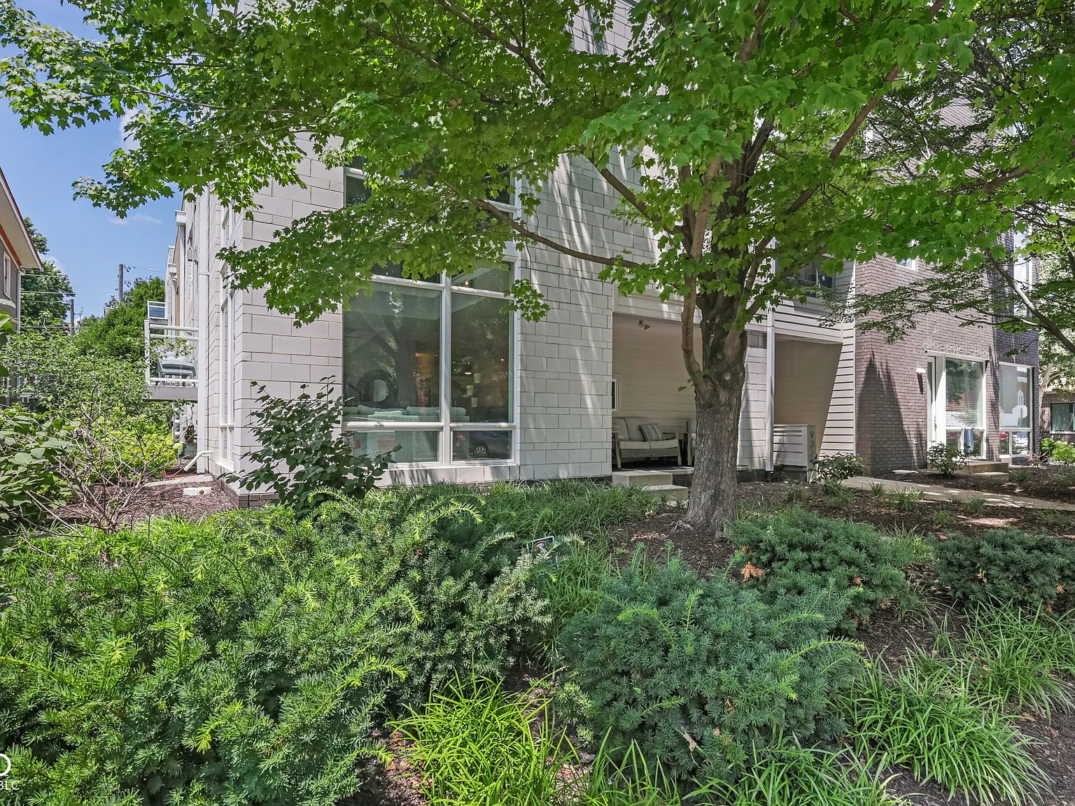 3 bed, 2.0 bath, 1902 sqft, $3,750 — Photo 3