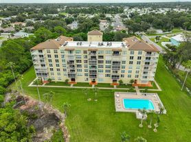 9000 Commodore Dr, Seminole, FL