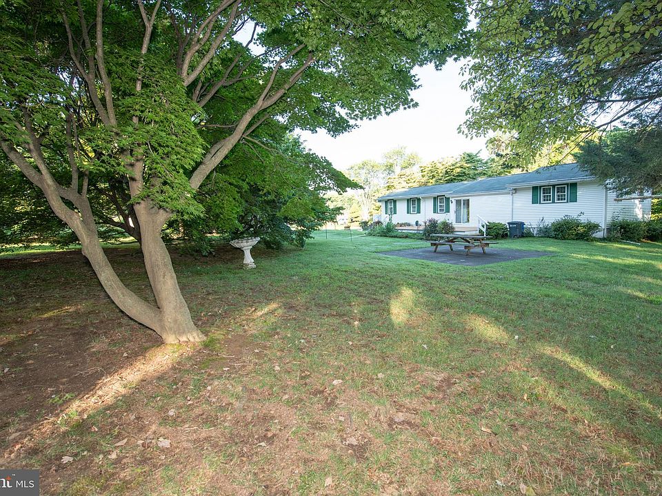 2nd image of 919 Linden Ave