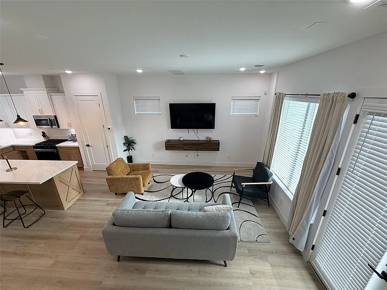 2706 Cochran St — Photo 5