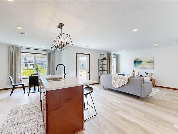 4th image of 18032 Walnut Cir