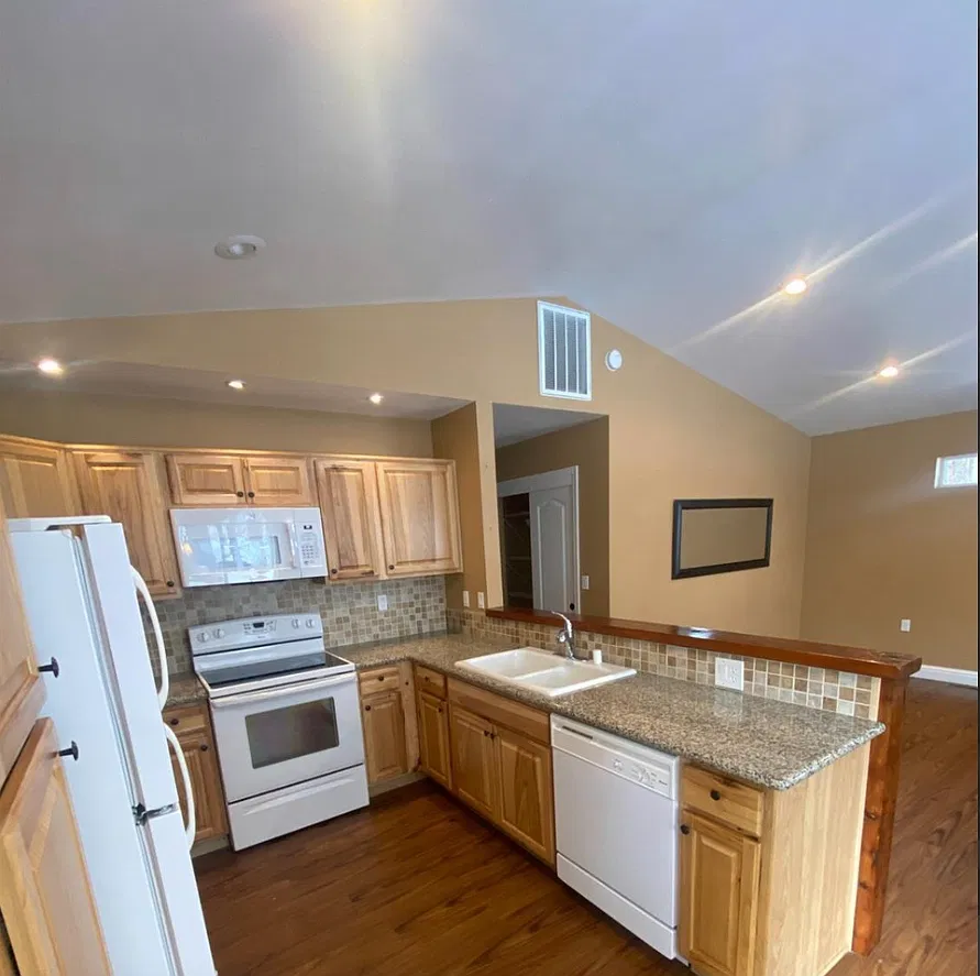 2 bed, 1019 sqft, $2,600 — Photo 3