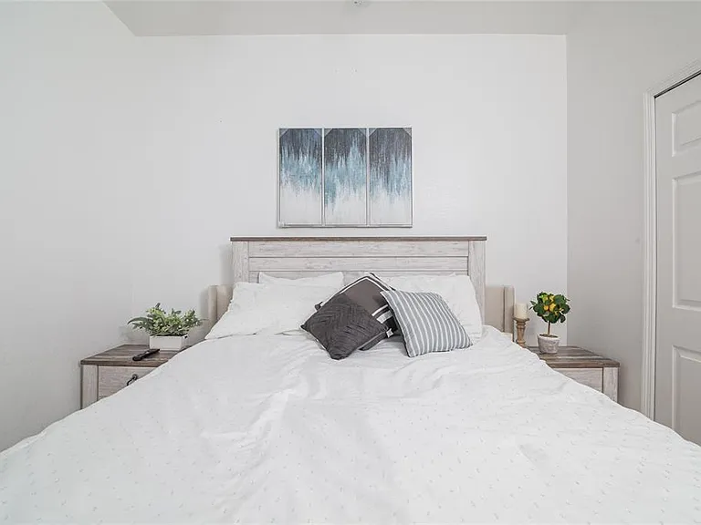 733 Calabria Ave — Photo 9
