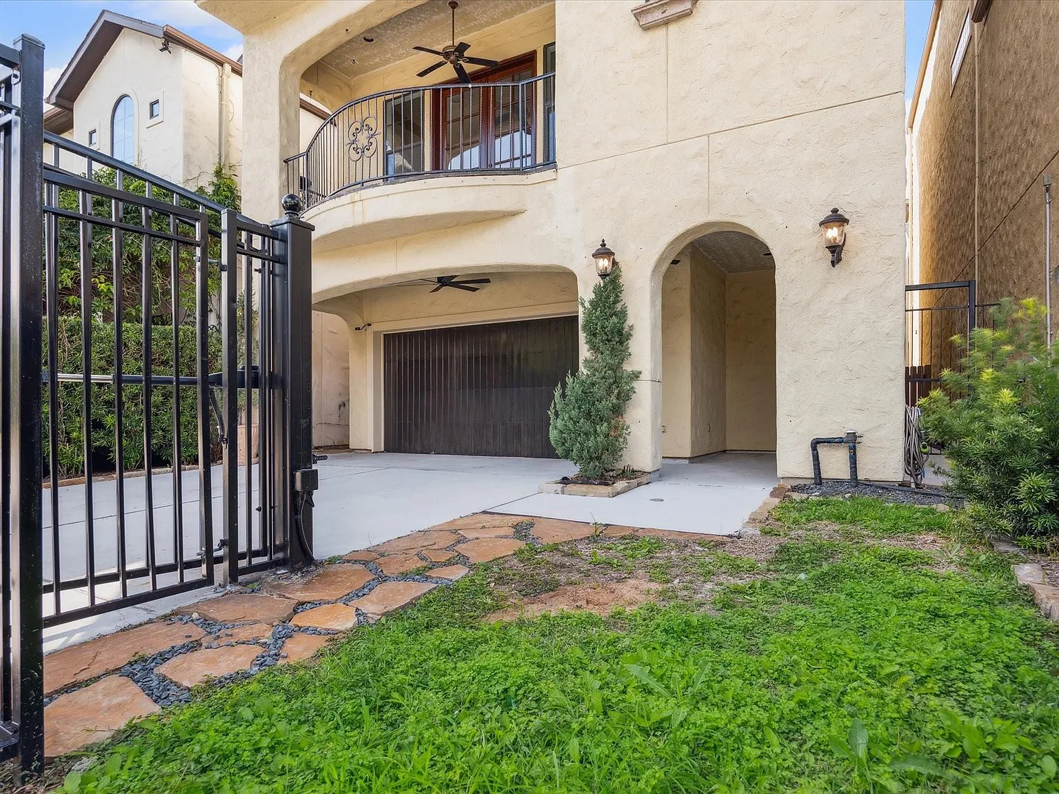 3 bed, 3.5 bath, 2841 sqft, $3,850 — Photo 3