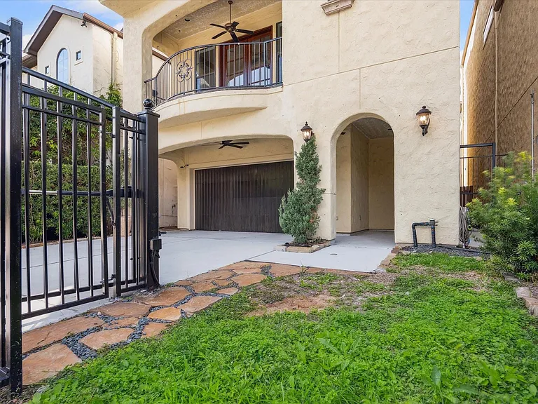 3614 Lancashire Ln — Photo 3