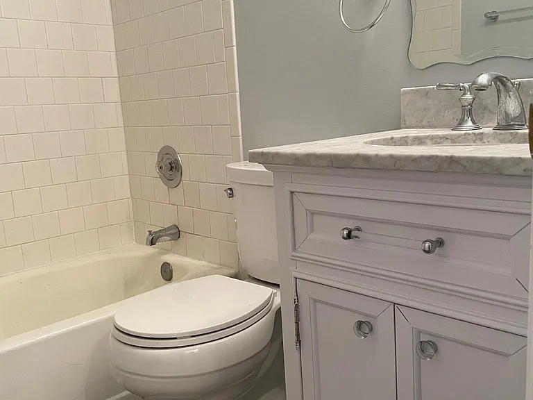 Upper Hallway bath