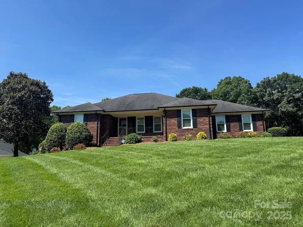 6339 River Front Dr, Harrisburg, NC 28075