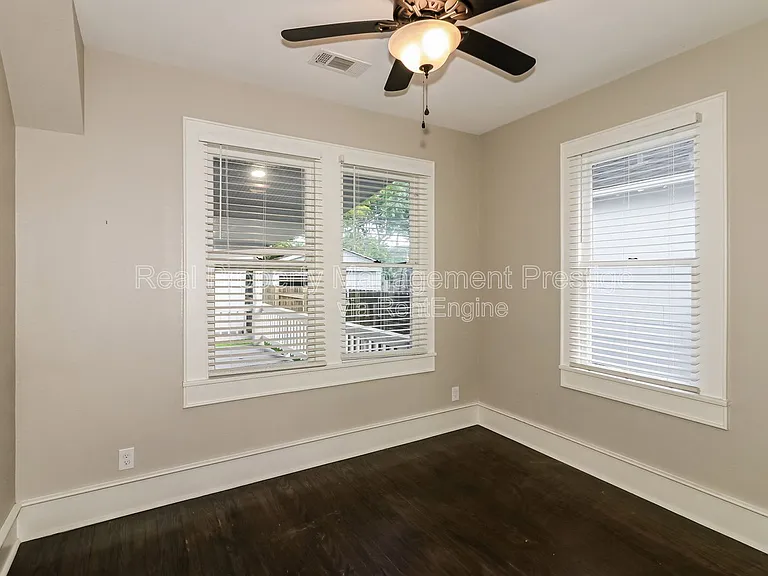 4715 Avenue P 1/2 — Photo 10