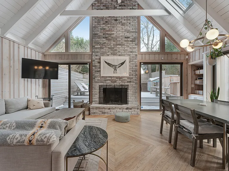 44 Bryan Rd — Photo 4