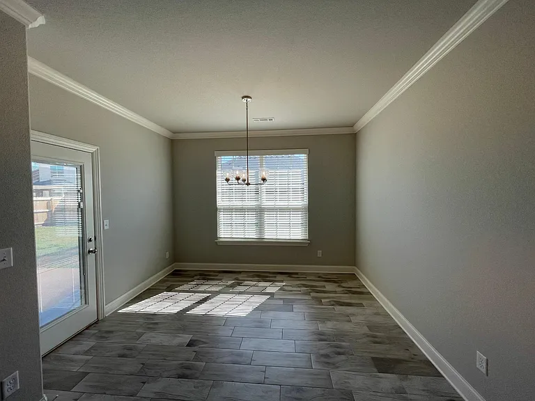 421 Linda Ln — Photo 9