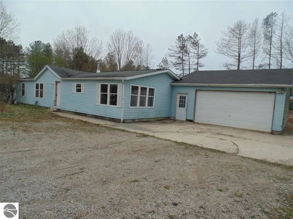 1112 Airport Rd, Frankfort, MI 49635