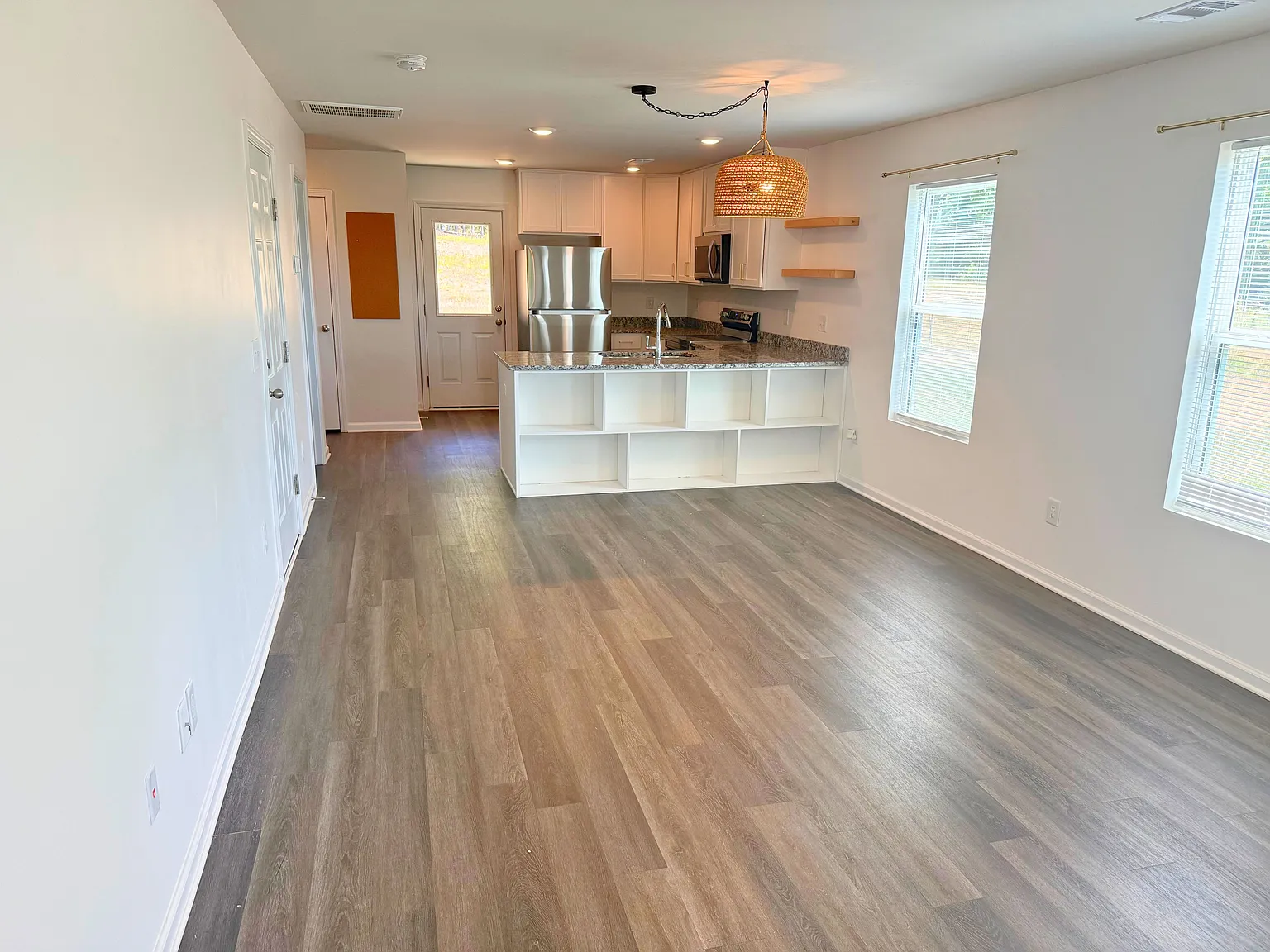 3 bed, 1402 sqft, $1,800 — Photo 2