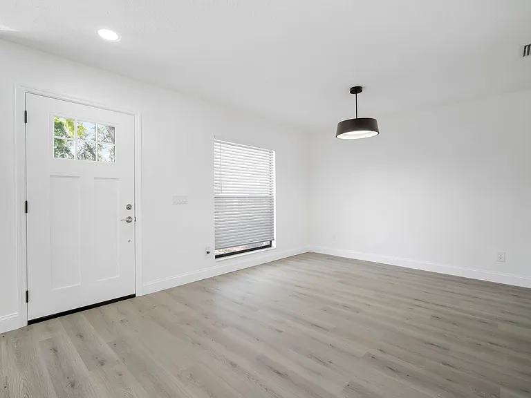 1218 Lornewood Dr — Photo 4
