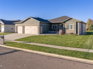 3424 Chisholm Trl, Bismarck, ND 58503