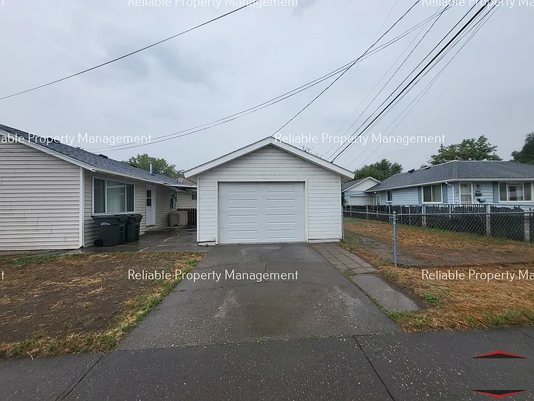 1195 E 15th St — Photo 13