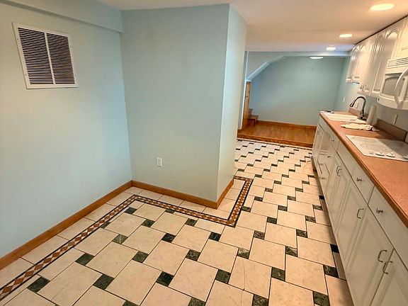 5th image of 39 Dartmouth St #B