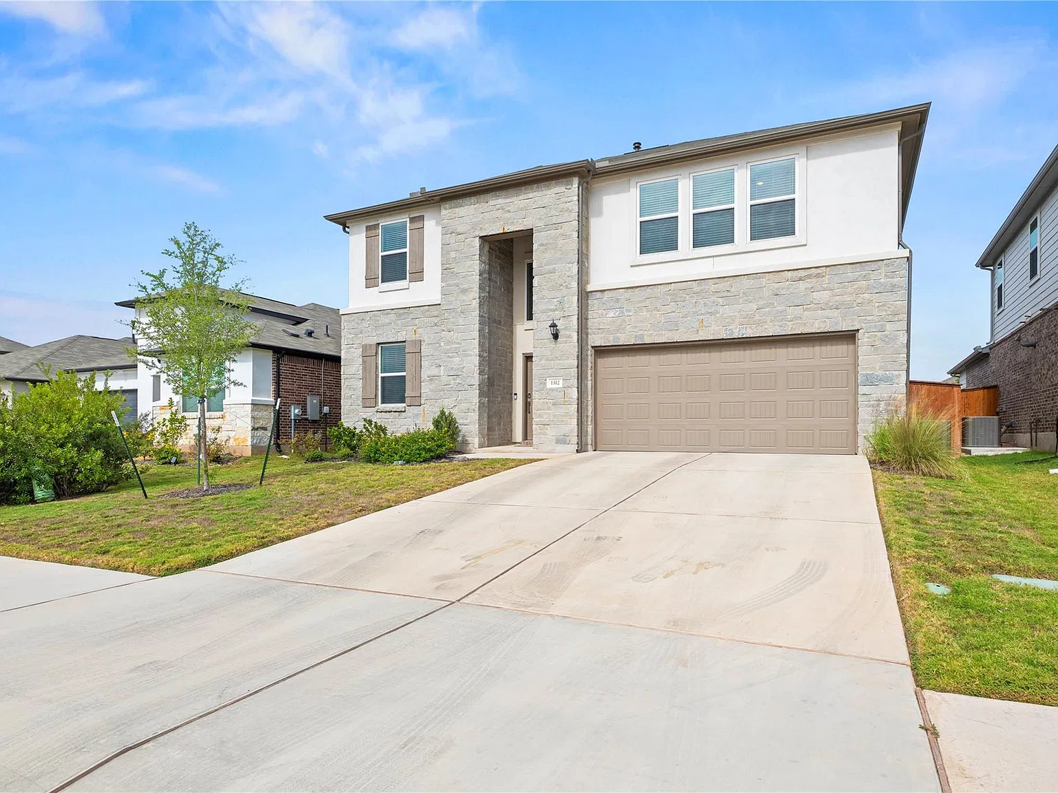 5 bed, 3.0 bath, 2722 sqft, $2,900 — Photo 2