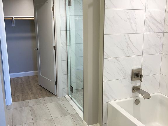5th image of 561 W Date St #402