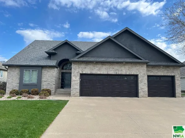 703 E Saint Andrews Cir, Dakota Dunes, SD 57049