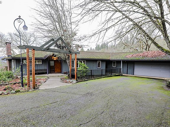 3rd image of 1033 SE Terrace Dr