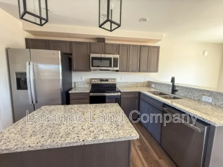 569 N 12th St #B — Photo 5