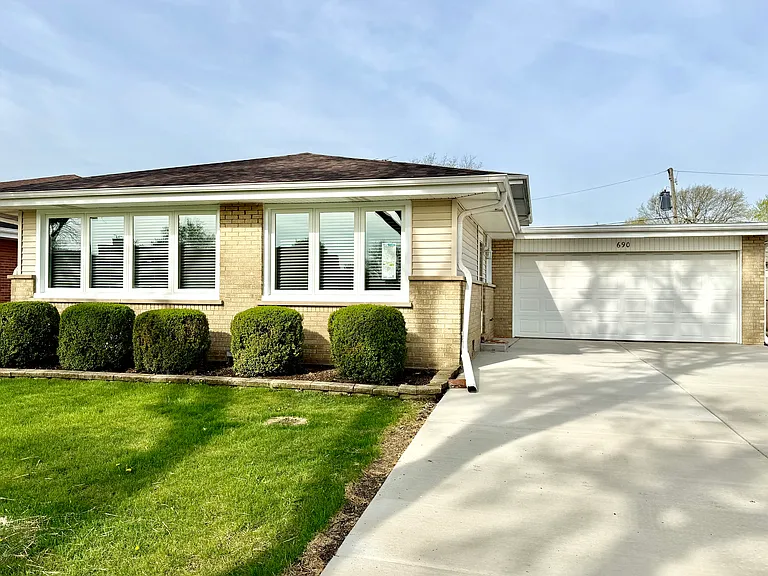 690 S Westgate Rd — Photo 2